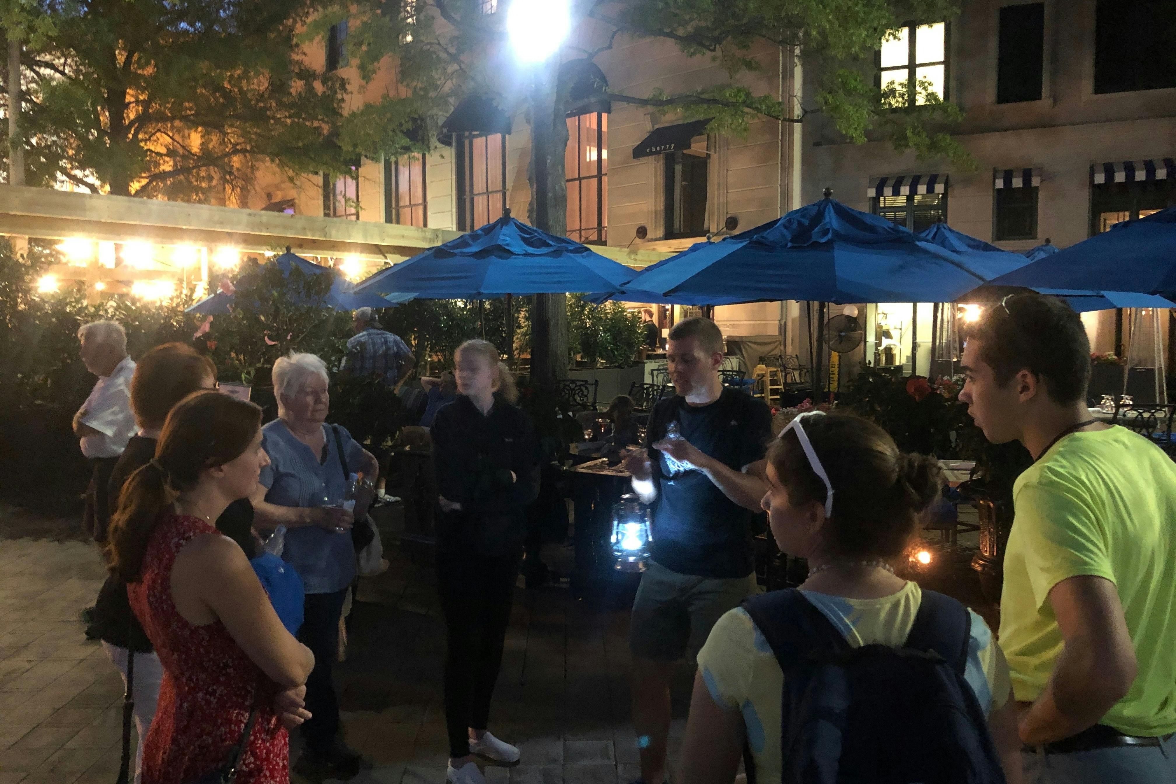 导游在The Occidental Grill前讲鬼故事