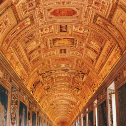 Intrikat målade och dekorerade välvda tak med väggmålningar och fresker i en stor, utsmyckad korridor.