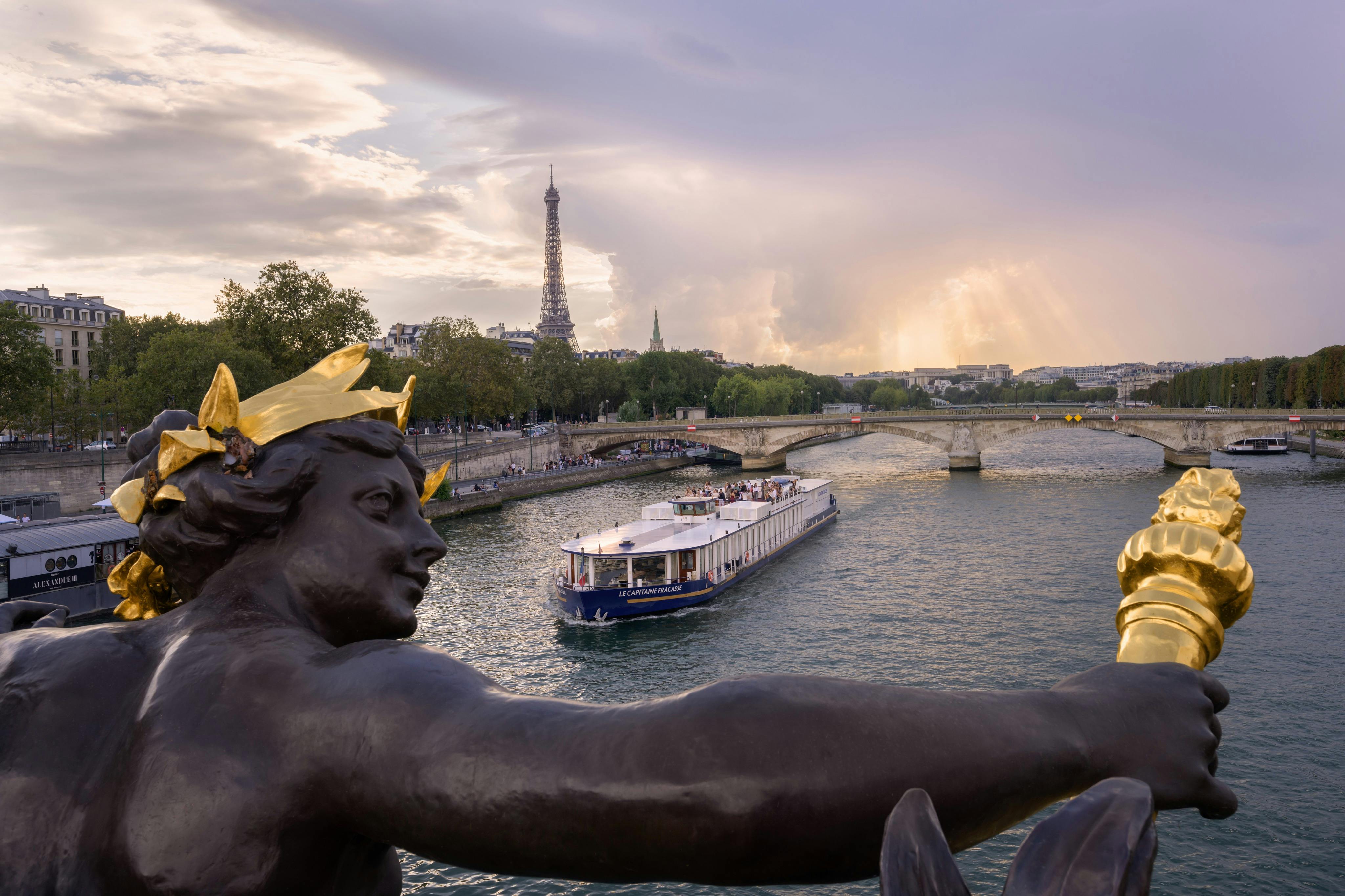 Vue du capitaine Fracasse depuis le Pont Alexandre III.