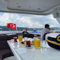 Crociera turistica sul Bosforo a bordo di uno yacht di lusso