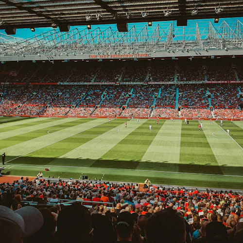 Lång sidovy över planen på Old Trafford stadium