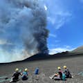 Amontonando las fuentes de lava en el Cratere del Sur Este del Etna a una cuota de 2900 metros entre nuestros huéspedes