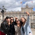 Grupa robiąca zdjęcie przed Pałacem Królewskim w Madrycie