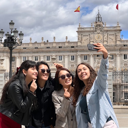 Madrid: 1.5-Hour Old Town Tour with Royal Palace Fast Track Entry