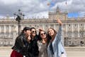 Grupa robiąca zdjęcie przed Pałacem Królewskim w Madrycie
