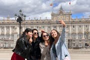 Skupina se vyfotí před královským palácem v Madridu