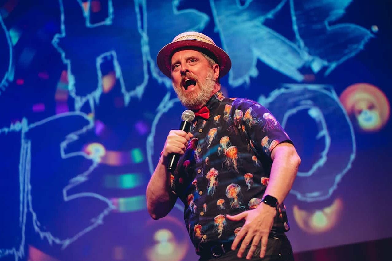 Ο Brendan Hunt παίζει με ενθουσιασμό στο Boom