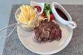 Steak & Pommes frites 250 g australisches Ribeye-Steak aus Weidehaltung, Knoblauch-Confit, Pommes frites, Gartensalat.