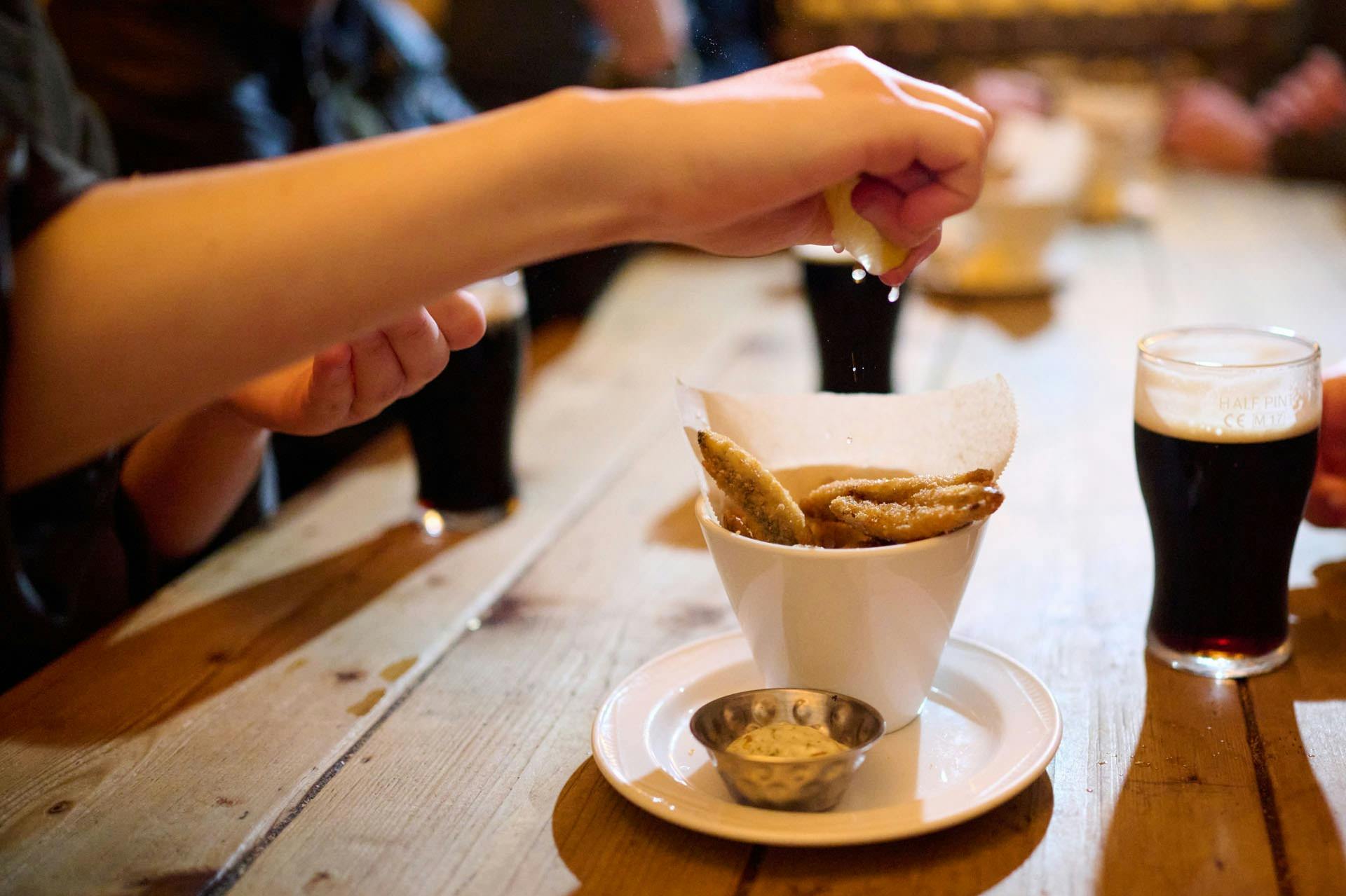 런던의 유서 깊은 펍에서 맛보는 에일의 맛과 이야기