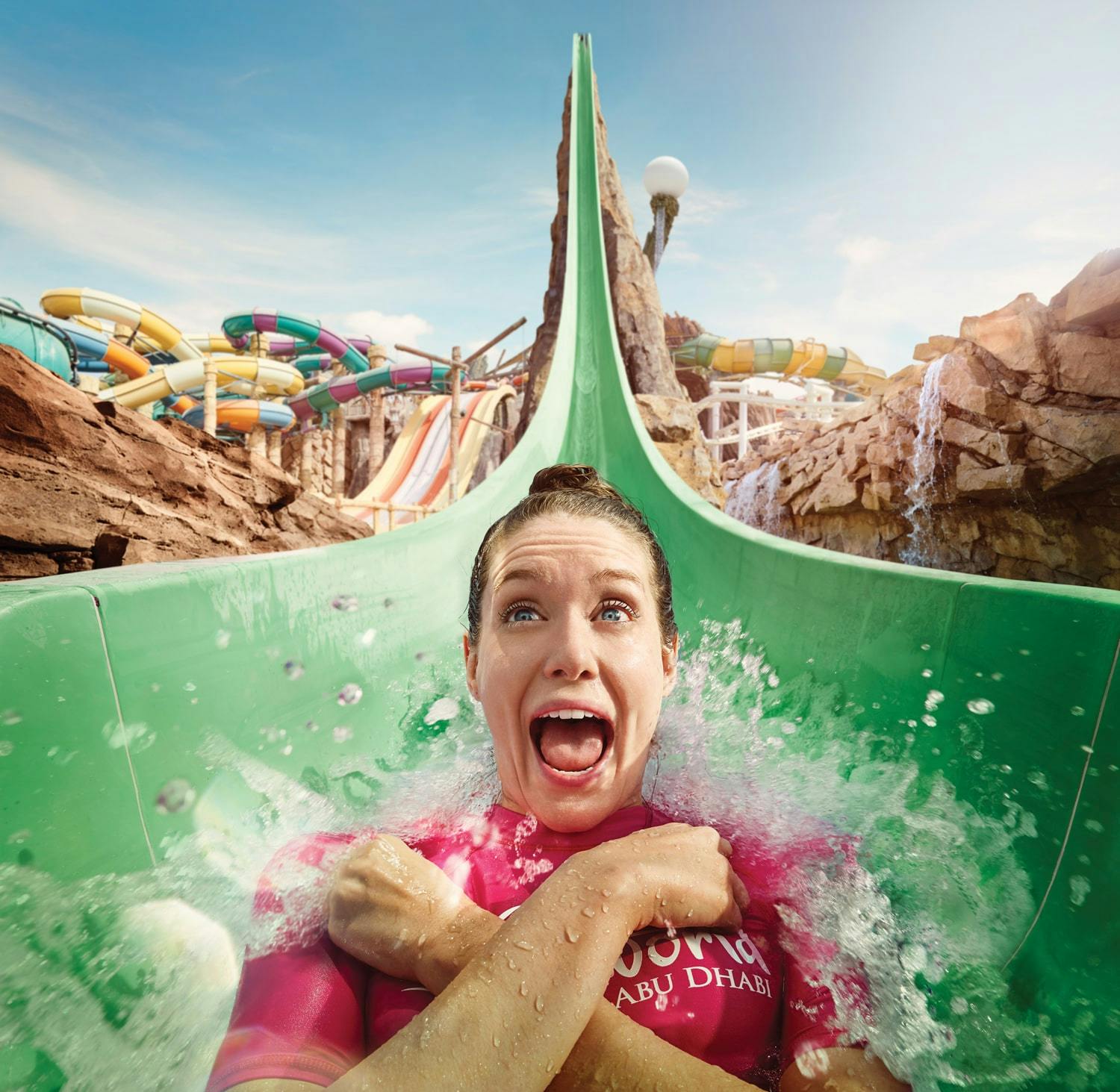 Image d'une femme sur un toboggan à Yas Waterworld