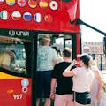 Les visiteurs montent dans le bus touristique à l'un des nombreux arrêts de la ville.