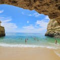 Schwimmen Sie im Sommer mit den Schönheiten der Algarve.
