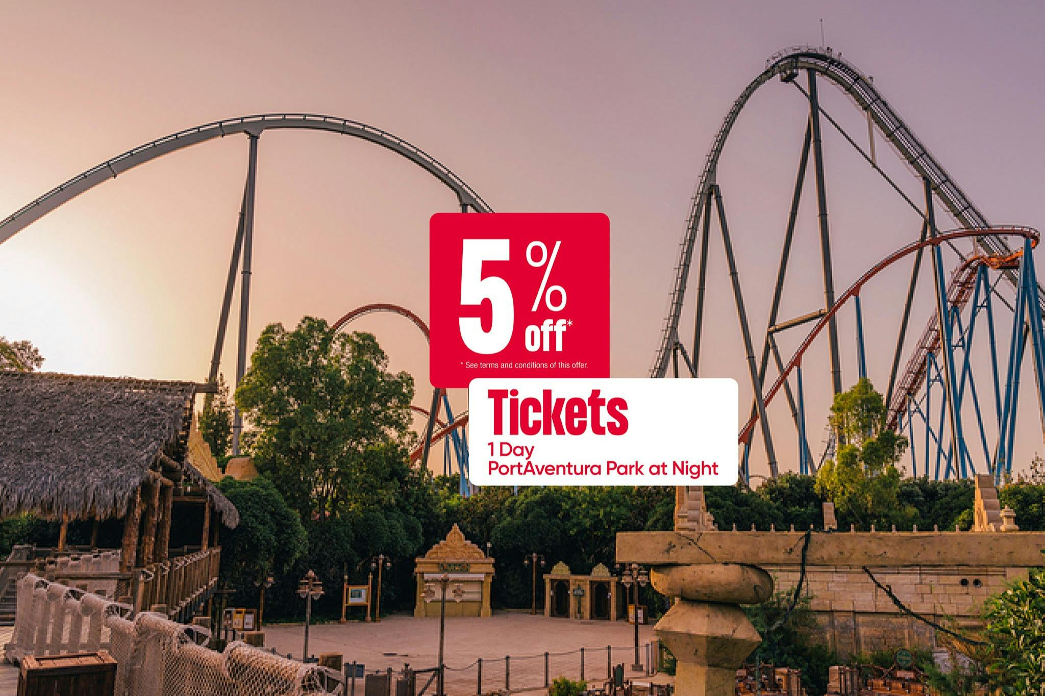 Uma imagem promocional do PortAventura Park, na qual se vêem montanhas-russas, vegetação e um cartaz que oferece 5% de desconto nos bilhetes noturnos.