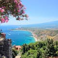 Baia i Naxos con vista sull'Etna