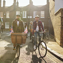 Cykla på en söt brittisk cykel med en underhållande lokal guide.