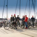 Sali sulle biciclette elettriche a Port Olimpic