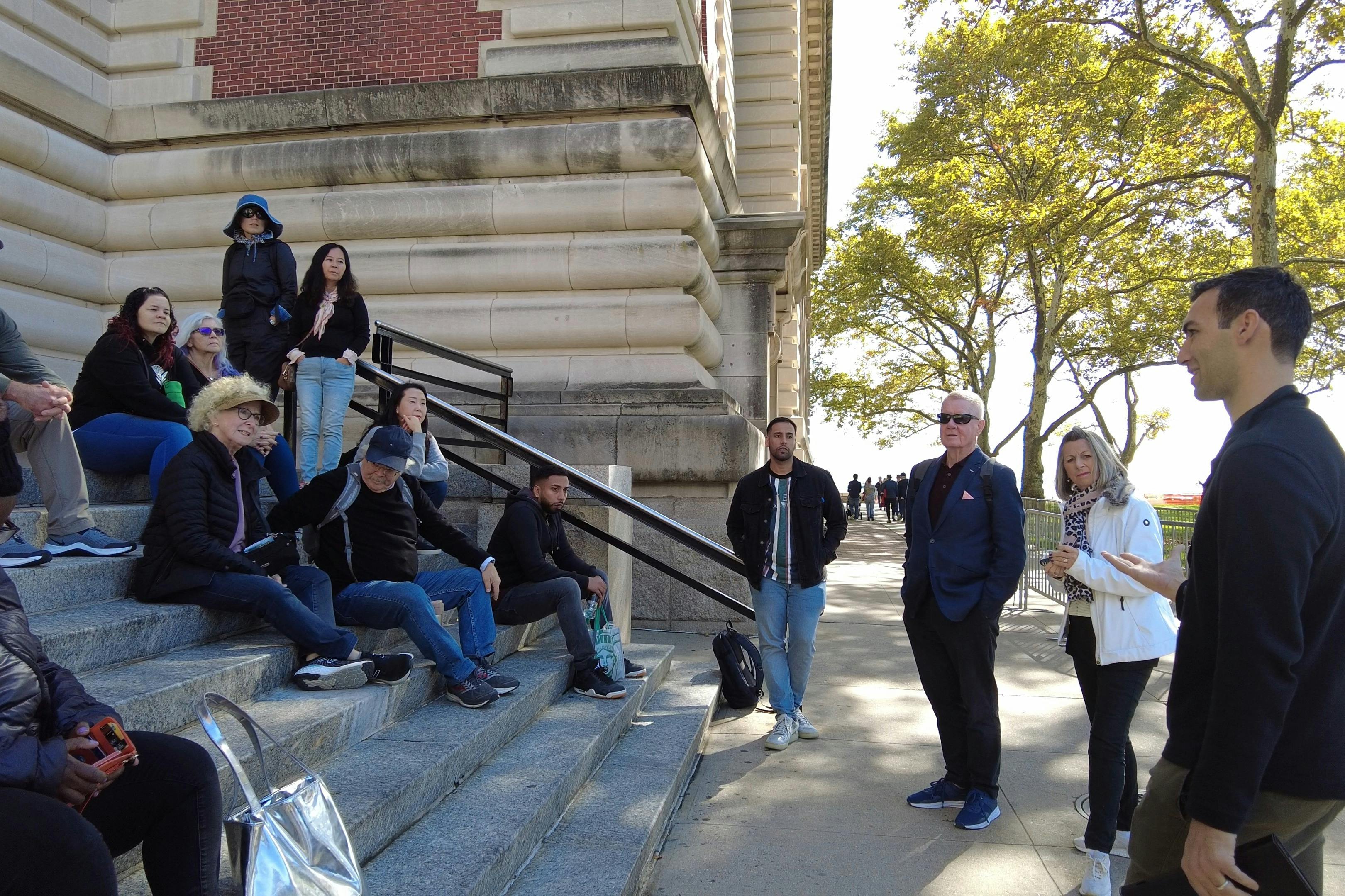 Niezapomniane zdjęcie naszej grupy wycieczkowej w Ellis Island National Museum of Immigration, ukazujące ducha tego historycznego