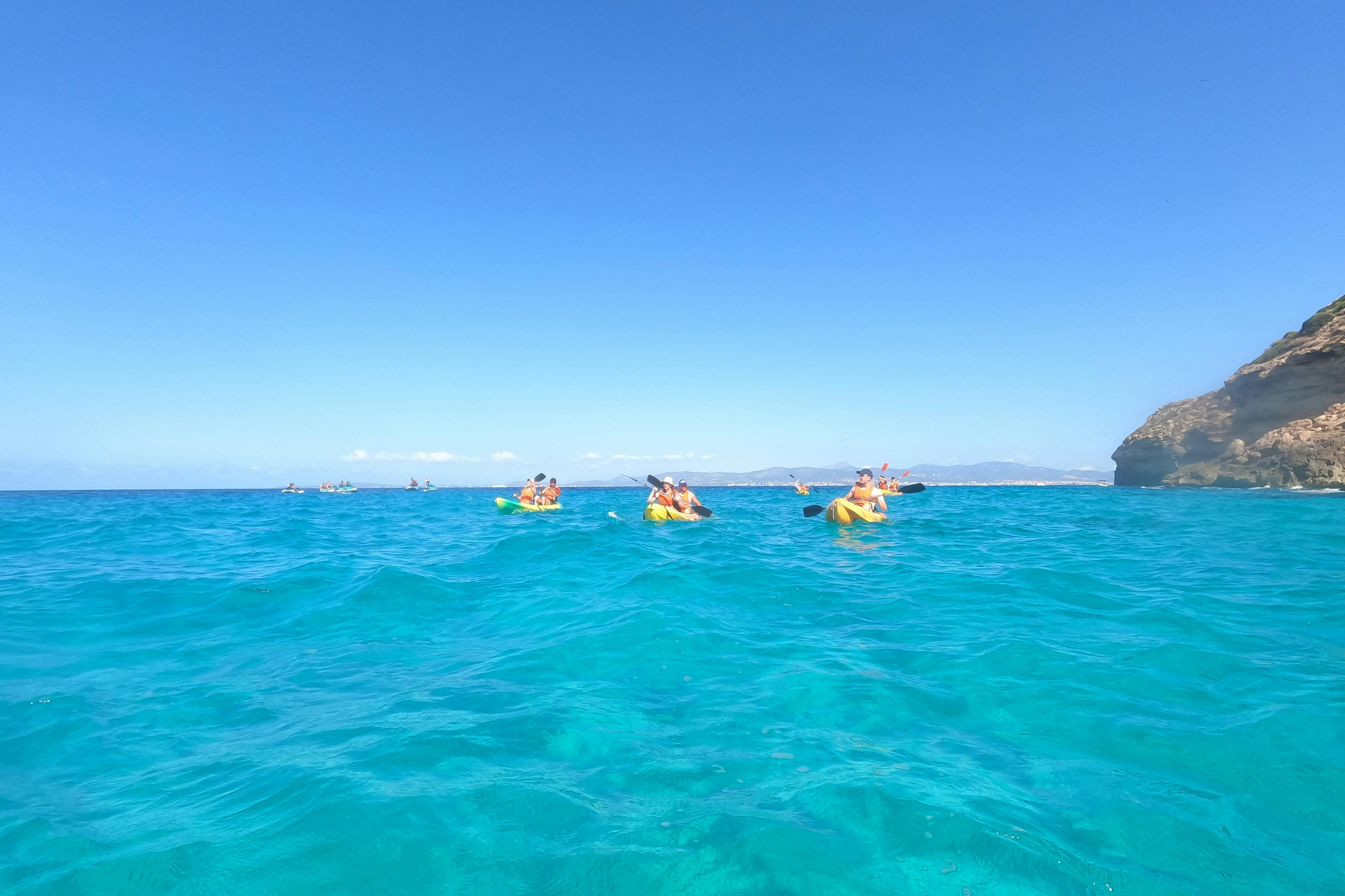 마요르카 남부 바다 동굴 투어와 카약 투어. 수영, 스노클링, 간식을 즐길 수 있는 경유지입니다.