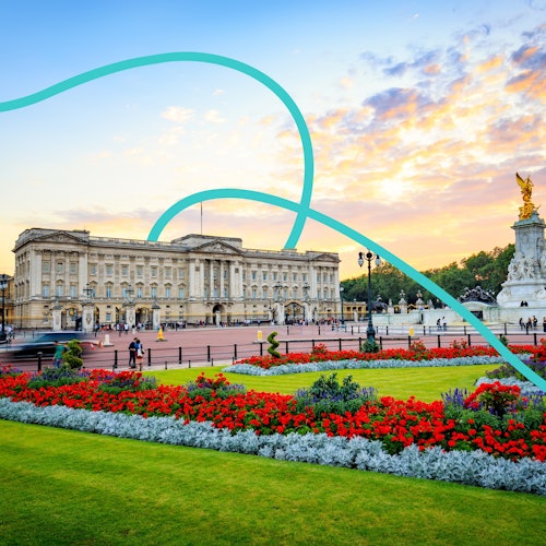 City Cards für London - Der Buckingham Palace und das Victoria Memorial mit ihren blühenden Gärten bei Sonnenuntergang; Menschen, die in der Gegend spazieren gehen und sich entspannen. City Cards für London - Der Buckingham Palace und das Victoria Memorial mit ihren blühenden Gärten bei Sonnenuntergang; Menschen, die in der Gegend spazieren gehen und sich entspannen.