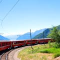 Moritz et les Alpes suisses avec le train rouge de la Bernina au départ de Milan