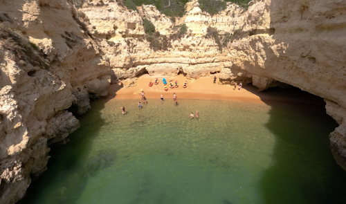 アルマサン・デ・ペーラ発、洞窟とワイルドなビーチでカヤックツアー(即日発券)