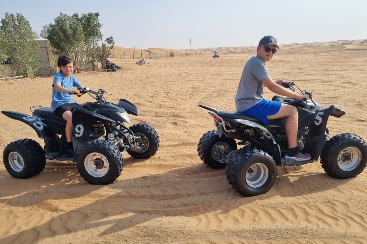 在沙漠中骑四轮车