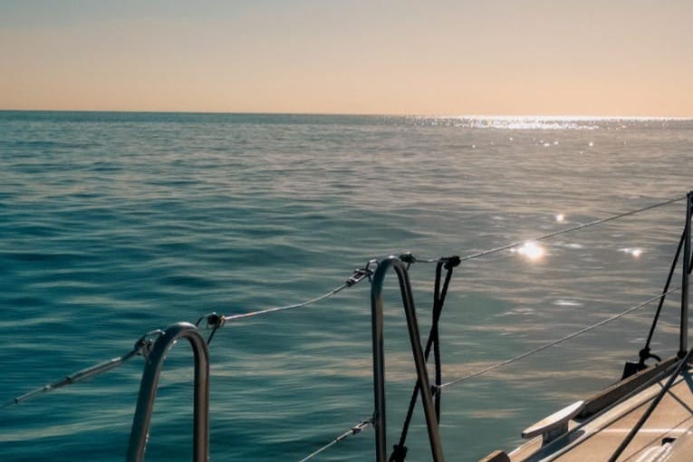 Tour de voile au lever du soleil