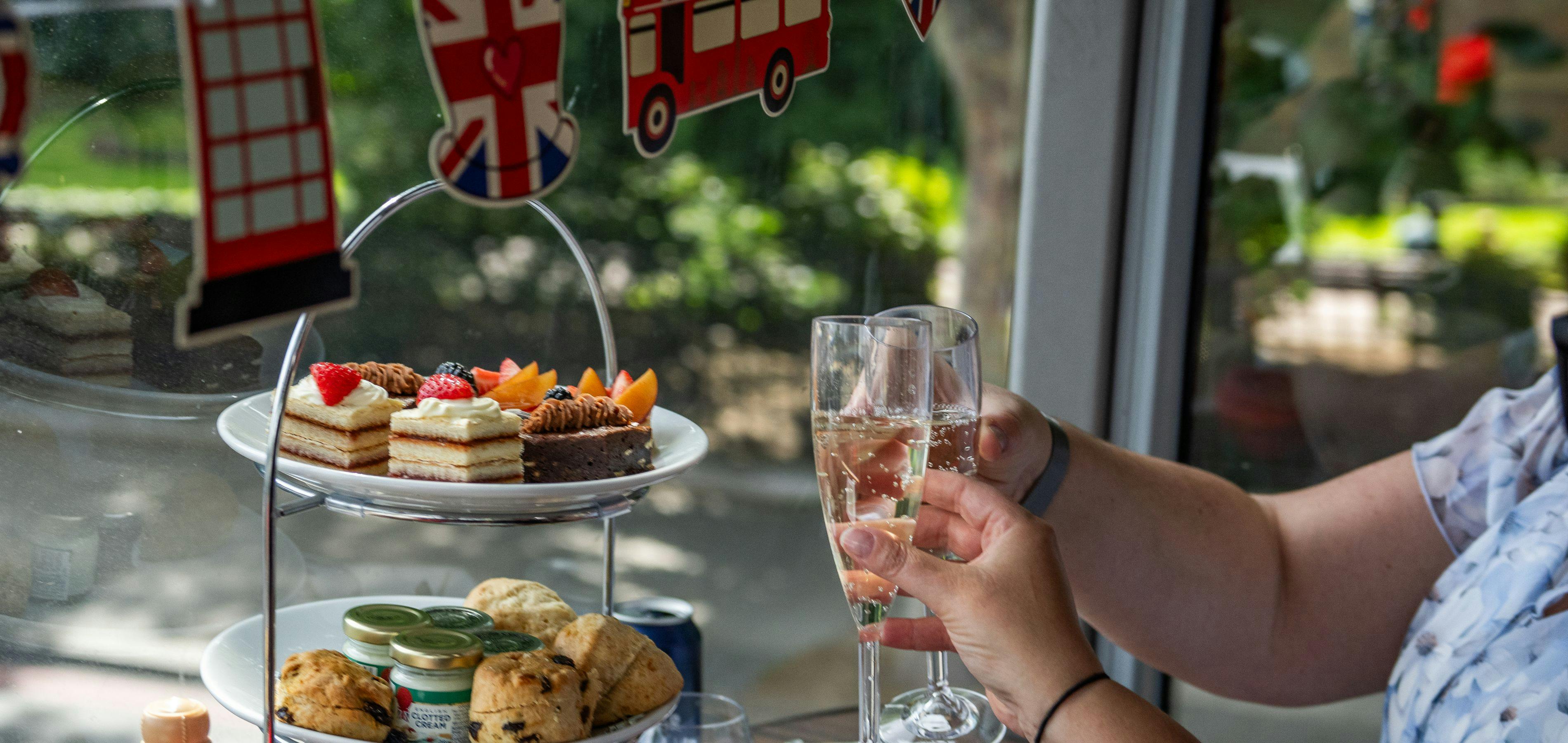 London: PG Tips Afternoon Tea Sightseeing Bus Tour + London Eye Entry Ticket
