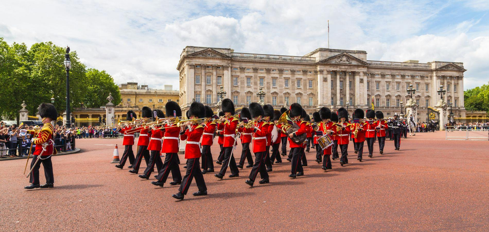 London: Guided Tour + River Cruise + London Eye Entry 4