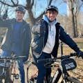 两名电动自行车骑行者喜欢中央公园