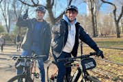 Deux cyclistes eBike profitent de Central Park