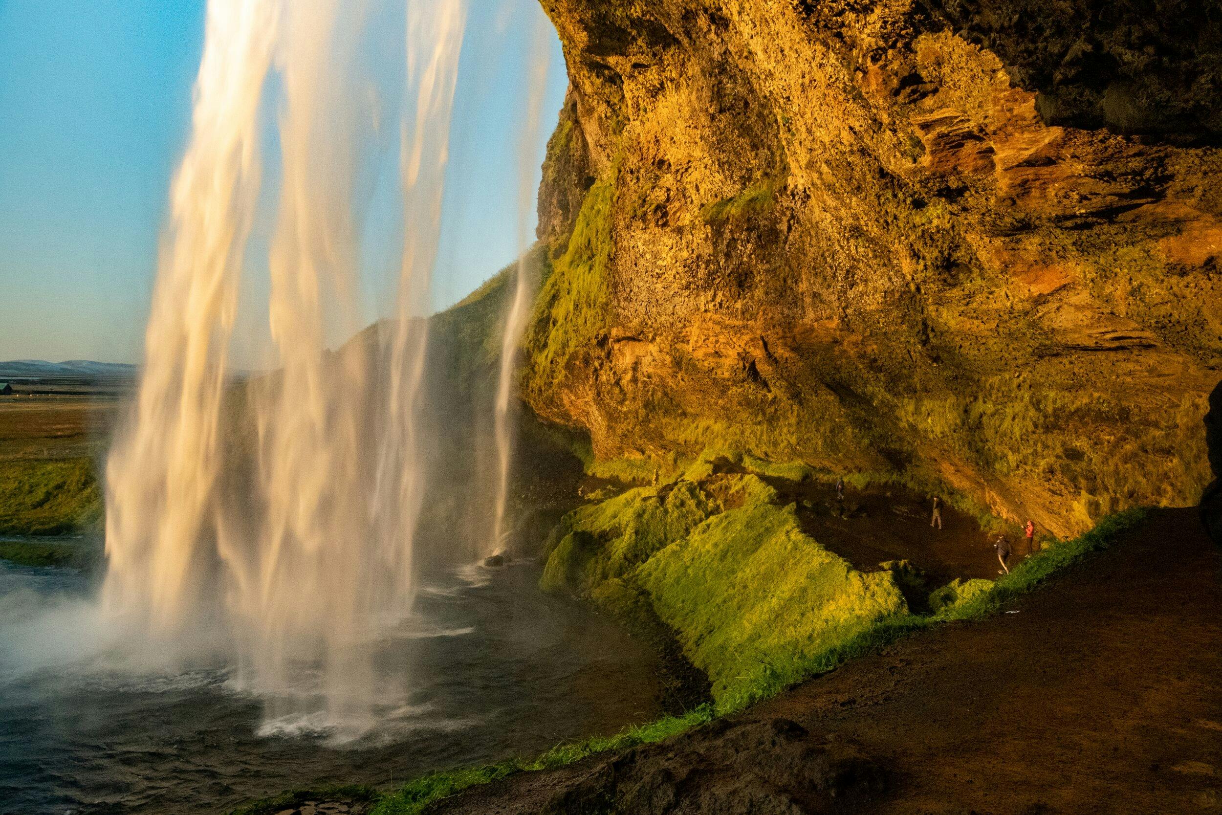 Het uitzicht vanaf Seljalandsfoss van achteren.