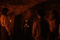 Mercat Tours Geschichtenerzähler in unterirdischen Gewölben mit Besuchern