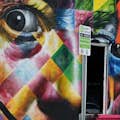 Mural de arte callejero de colores brillantes