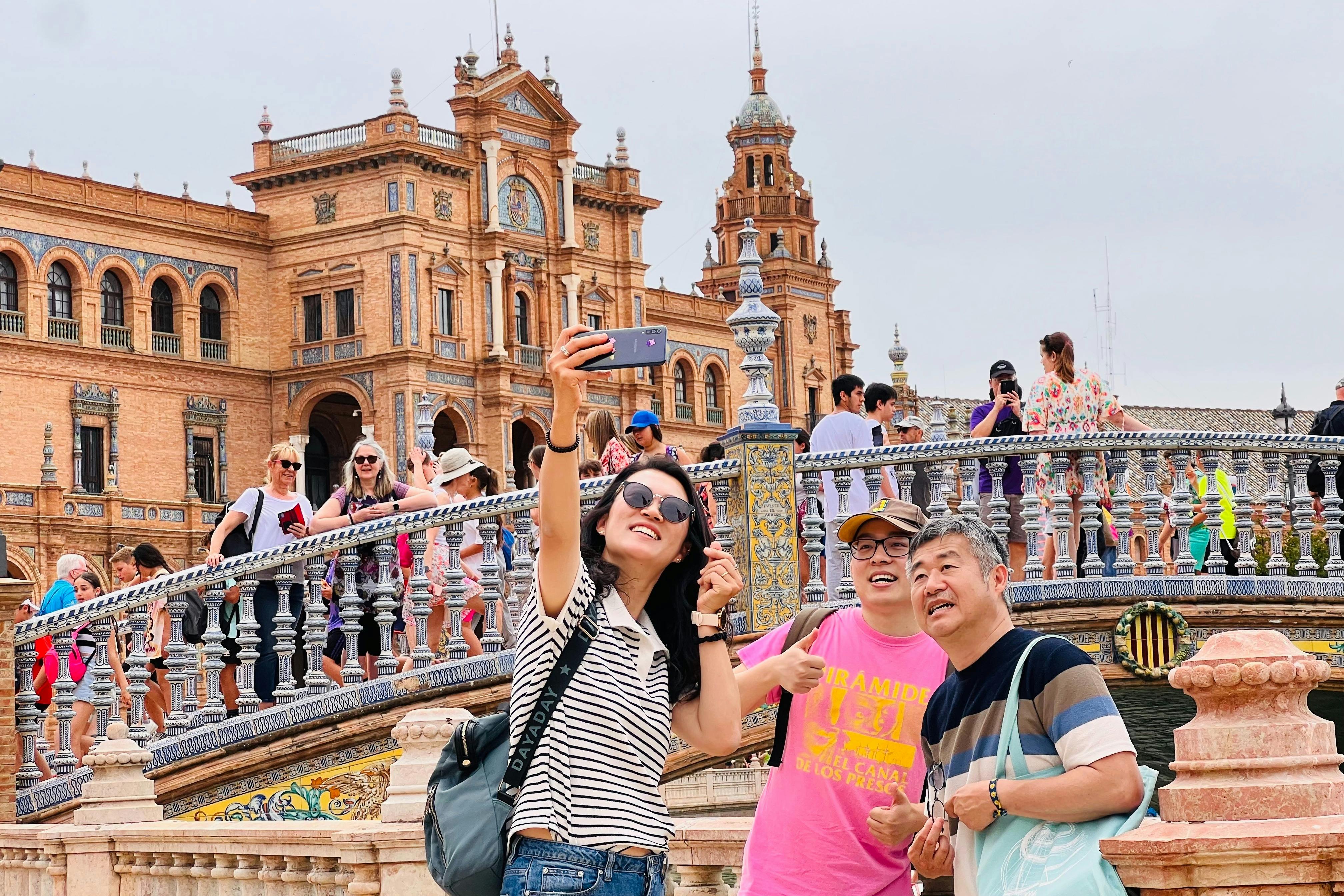 Gruppo che si scatta un selfie a Plaza de España