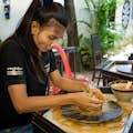 El Centre Khmer de Ceràmica i Belles Arts és una empresa social que es concentra en l'aplicació dels principis empresarials.