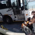 Τα λεωφορεία και τα πλοία είναι προσβάσιμα σε αναπηρικά αμαξίδια.