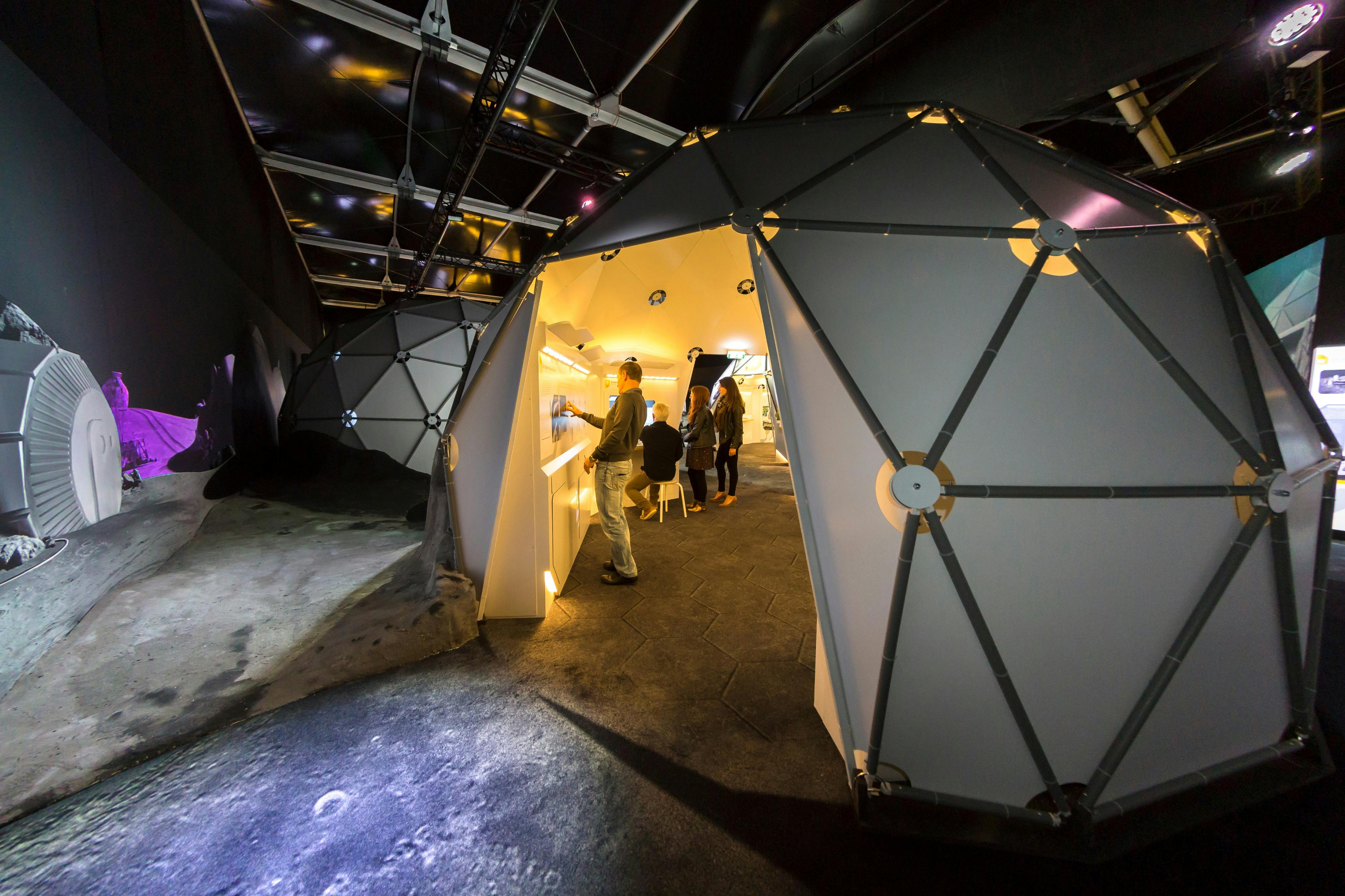 Выставка «Луна»