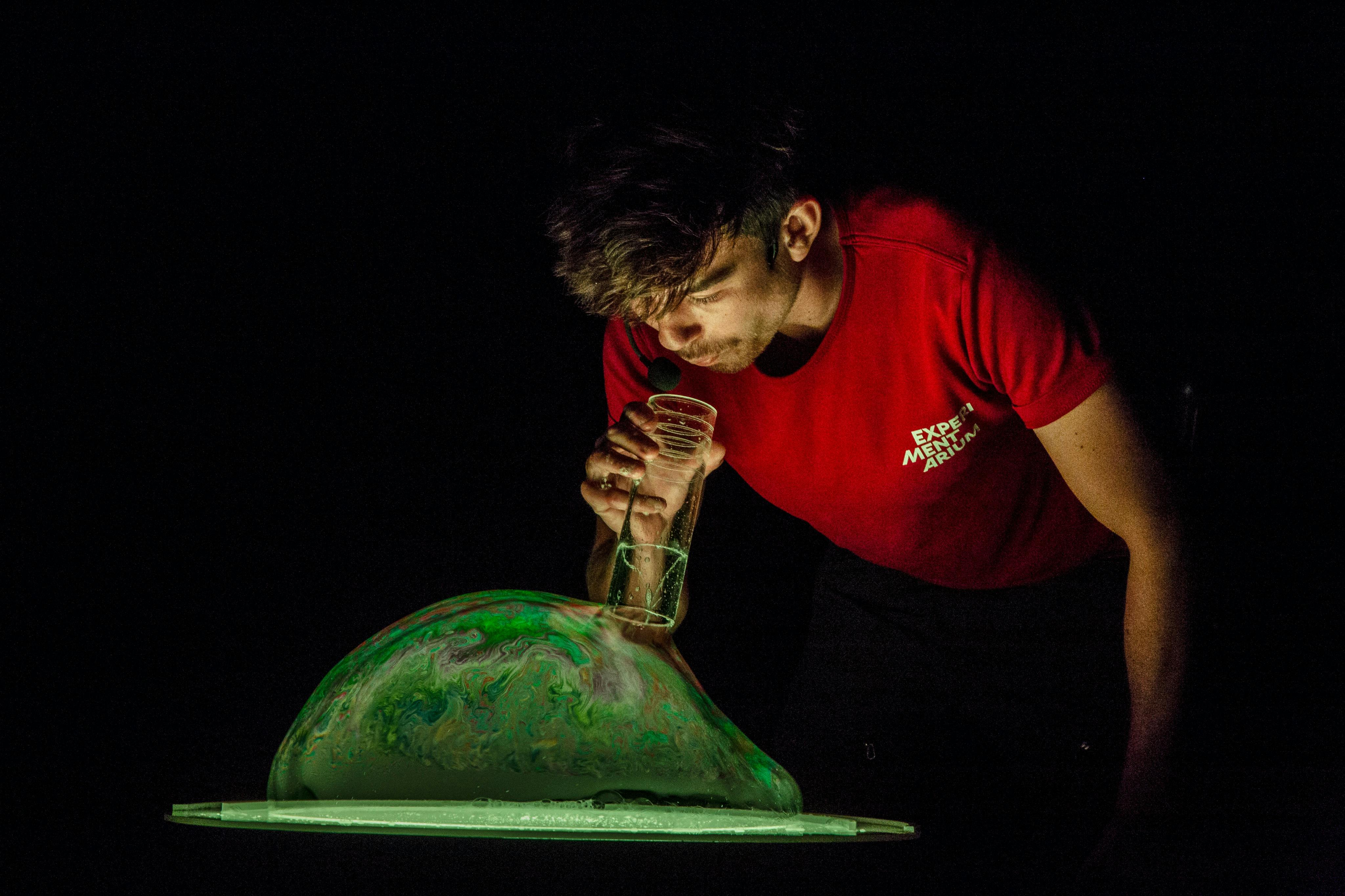 观看精彩的科学表演和演示