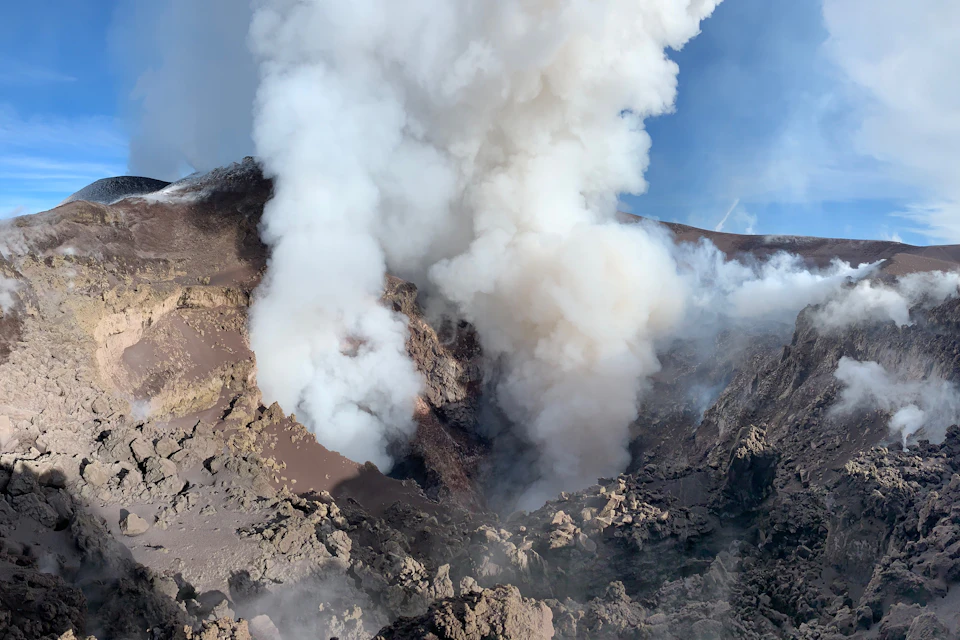 Il cratere Centrale dell'Etna e la sua attività di emissione di gas