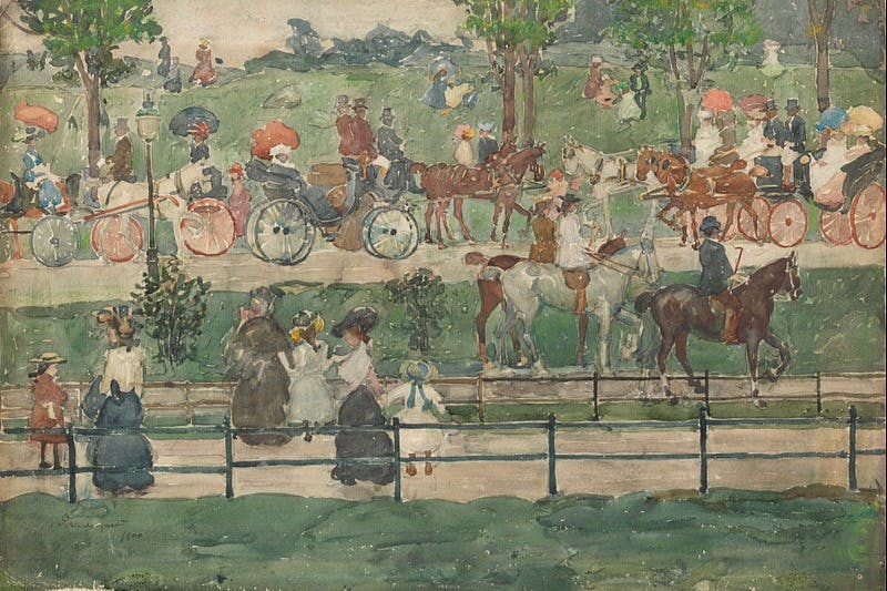 人们在公园里，有马车、行人和骑马的乘客。 周围环绕着郁郁葱葱的绿色植物和树木。