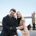 Um casal curtindo sua sessão de fotos em frente à icônica Tower Bridge