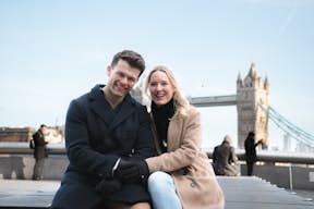 Para ciesząca się sesją zdjęciową przed kultowym Tower Bridge