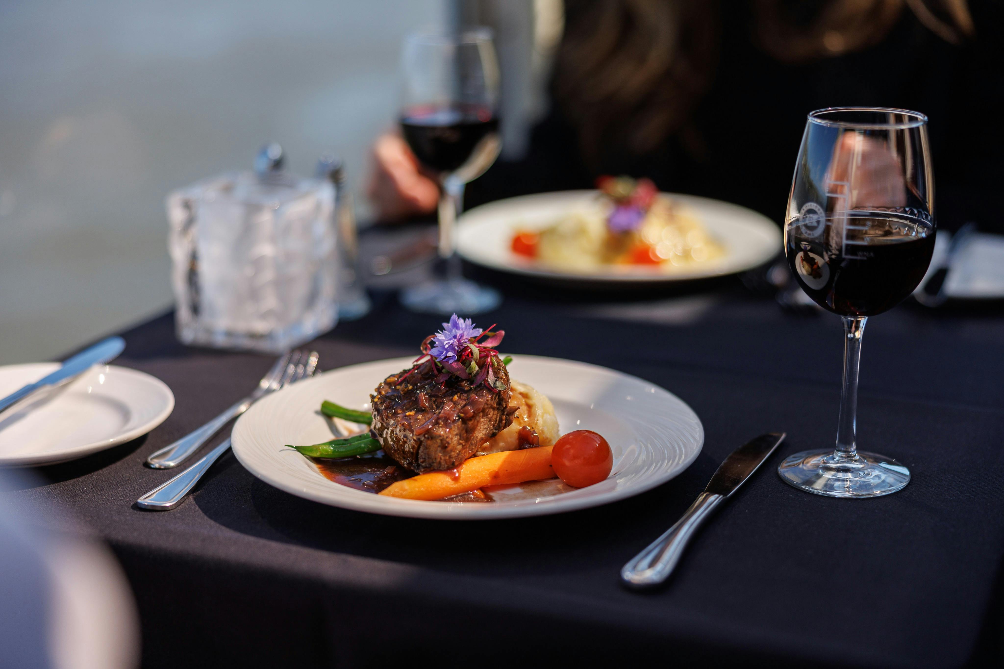 Quebec City: 3-Course Sightseeing Dinner Cruise 2