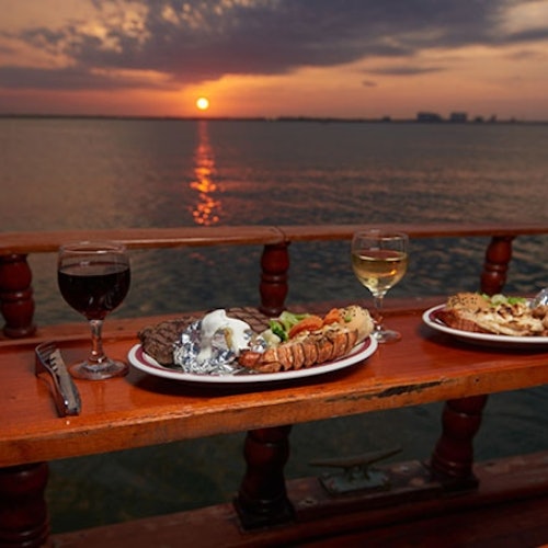 Cancún: Columbus Dinner Cruise and Live Music