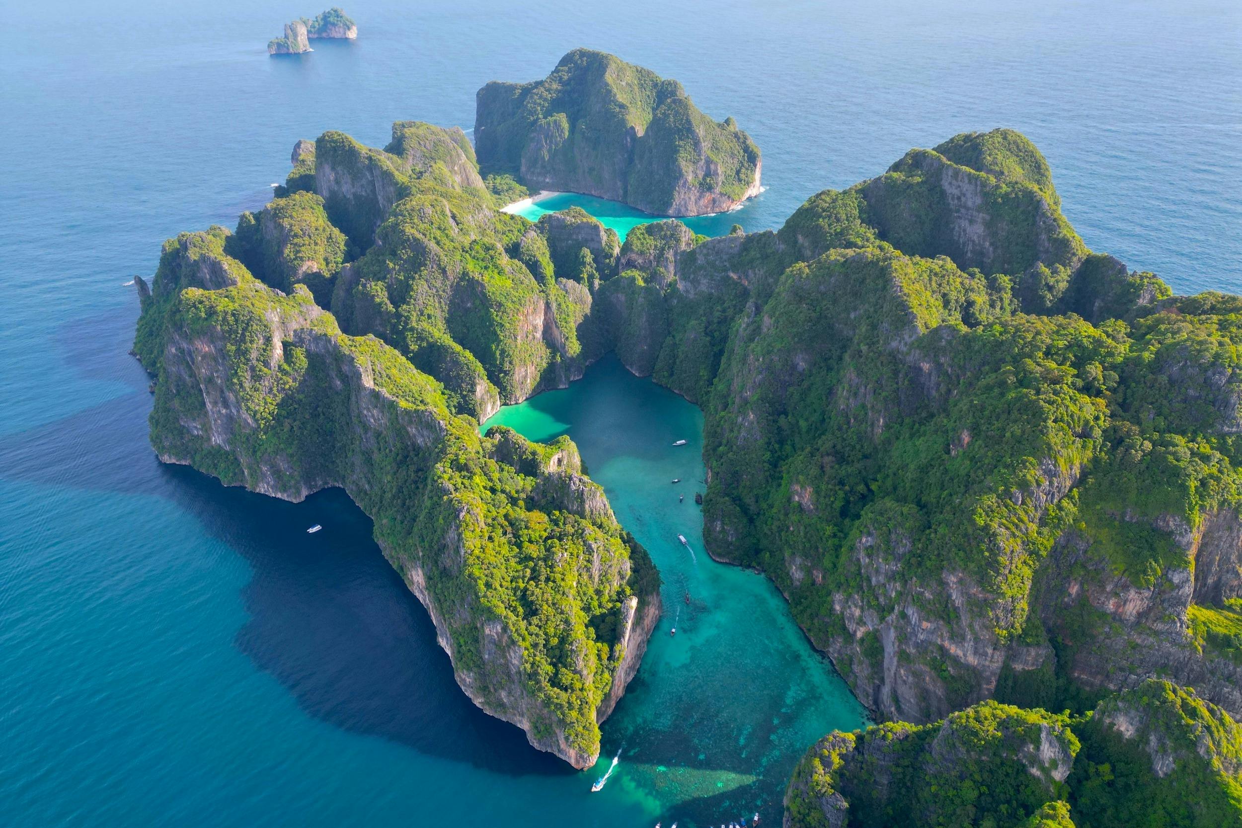 피피레의 드론 사진. 앞쪽에는 필레 석호, 뒤쪽에는 마야 만이 있습니다.