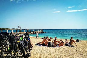 Χαλάρωση στην παραλία Καλαμάκι κατά τη διάρκεια του διαλείμματος της ξενάγησης