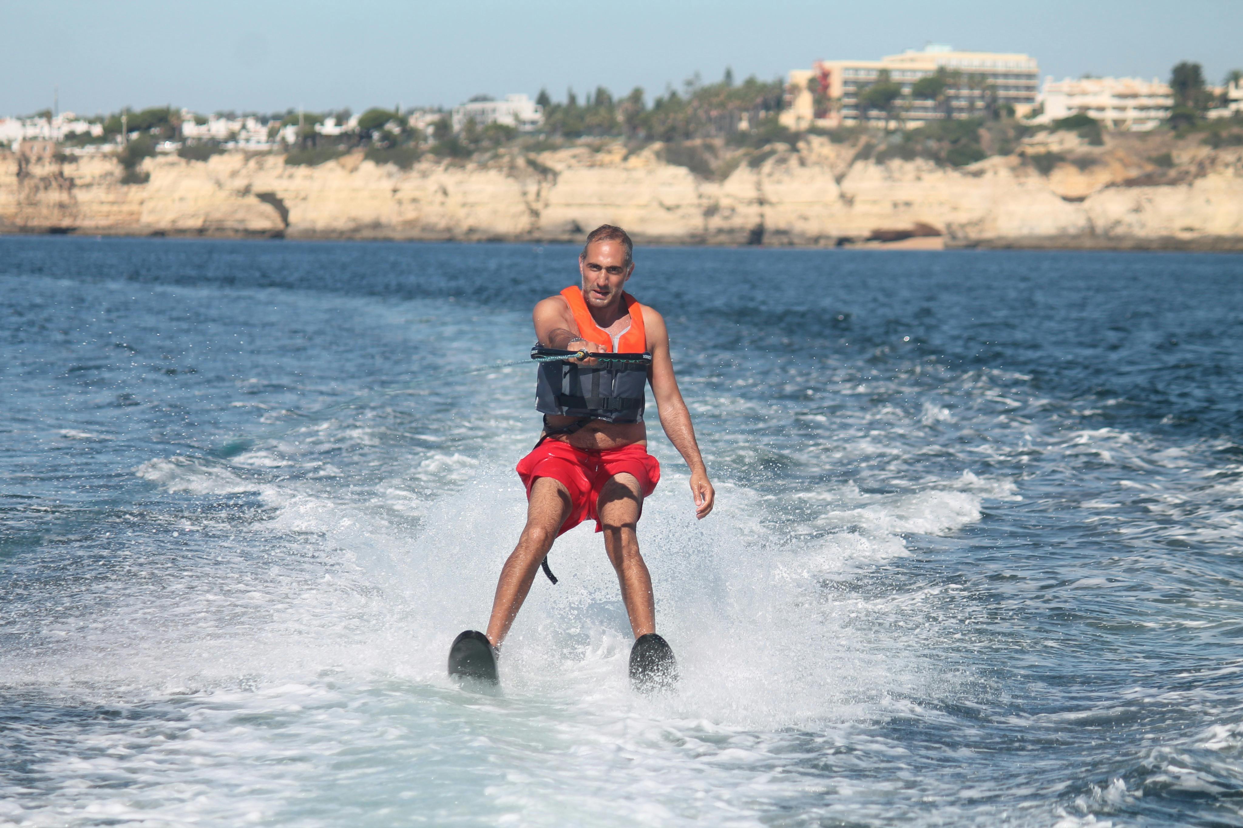 Maîtrisant les vagues avec des skis, chaque manœuvre est une explosion d'adrénaline.