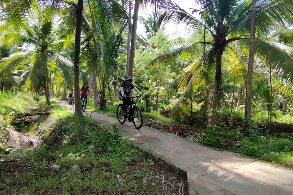 Colors of Damoen Saduak bicycle ride