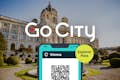 Go City Vienna Explorer Pass på en mobiltelefon med Wien i bakgrunden